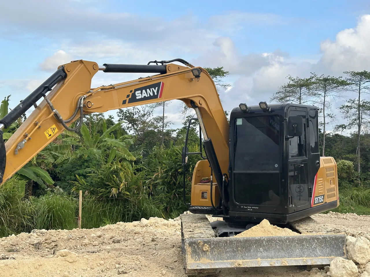 Excavator JKR galian fondasi proyek hunian Bali – foto 11